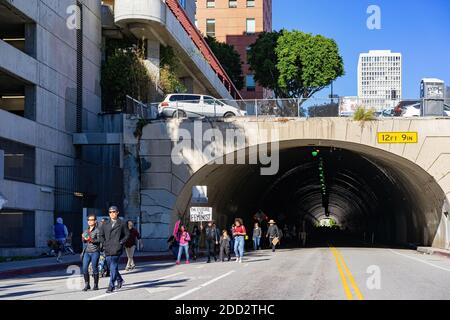 Los Angeles, le 21 JANVIER 2017 - les femmes marchont dans le centre-ville Banque D'Images