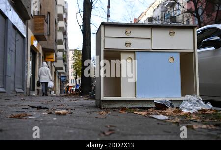 Berlin, Allemagne. 23 novembre 2020. Les déchets encombrants sont sur le trottoir au bord de la route à Neukölln. Credit: Jens Kalaene/dpa-Zentralbild/ZB/dpa/Alay Live News Banque D'Images