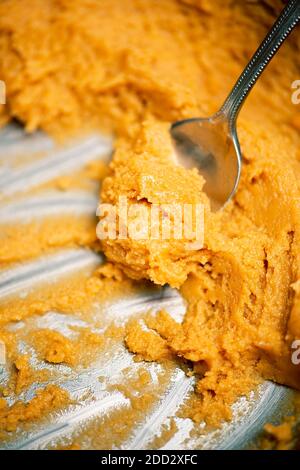 Biscuits aux noix de chocolat en cours de préparation pour la cuisson, nourriture de fond. Banque D'Images
