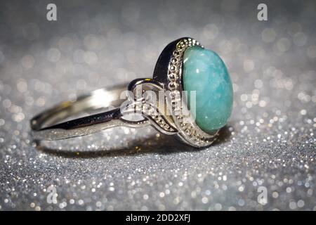 Bague argentée de mode avec pierre de larimar naturelle bleu clair. Banque D'Images