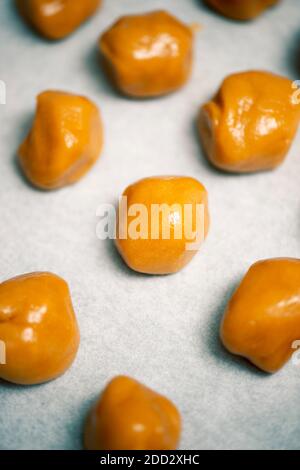Biscuits aux noix de chocolat en cours de préparation pour la cuisson, nourriture de fond. Banque D'Images