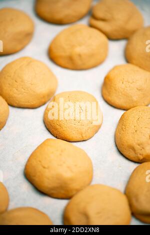 Biscuits aux noix de chocolat en cours de préparation pour la cuisson, nourriture de fond. Banque D'Images