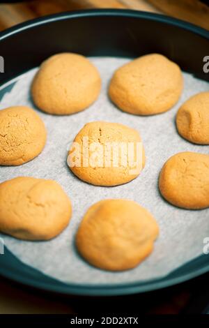 Biscuits aux noix de chocolat en cours de préparation pour la cuisson, nourriture de fond. Banque D'Images