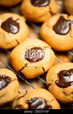Biscuits aux noix de chocolat en cours de préparation pour la cuisson, nourriture de fond. Banque D'Images