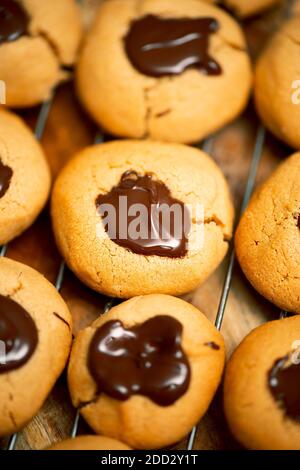 Biscuits aux noix de chocolat en cours de préparation pour la cuisson, nourriture de fond. Banque D'Images