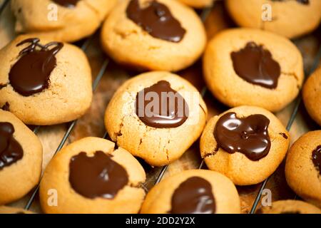 Biscuits aux noix de chocolat en cours de préparation pour la cuisson, nourriture de fond. Banque D'Images