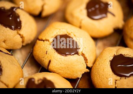 Biscuits aux noix de chocolat en cours de préparation pour la cuisson, nourriture de fond. Banque D'Images