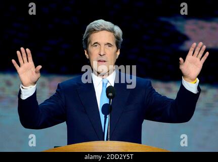 Le sénateur des États-Unis John Kerry (démocrate du Massachusetts), le candidat démocrate de 2004 à la présidence des États-Unis, fait des remarques lors de la convention nationale démocratique de 2012 à Charlotte, en Caroline du Nord, le jeudi 6 septembre 2012. Crédit : Ron Sachs/CNP.(RESTRICTION : PAS de journaux ou journaux New York ou New Jersey dans un rayon de 75 miles de la ville de New York) | utilisation dans le monde entier Banque D'Images