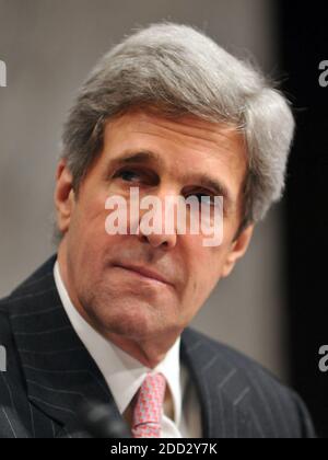 Washington, DC - le 15 janvier 2009 -- le président John Kerry (démocrate du Massachusetts) écoute la Dre Susan Rice qui témoigne devant l'audience de confirmation du Comité des relations étrangères du Sénat des États-Unis sur sa nomination en tant qu'ambassadrice des Nations Unies à Washington, DC, le jeudi 15 janvier 2009.Credit: Ron Sachs/CNP. | utilisation dans le monde entier Banque D'Images