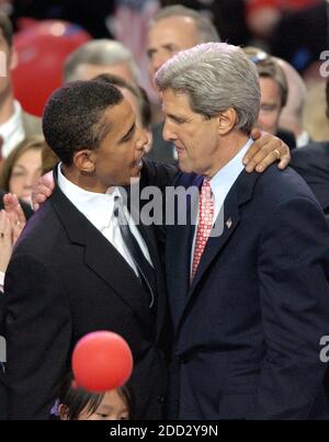 Boston, ma - 29 juillet 2004 -- Barack Obama et le sénateur John Kerry sur le podium après les discours d'acceptation à la Convention nationale démocratique de 2004 à Boston, Massachusetts, le 29 juillet 2004.Credit: Ron Sachs/CNP | usage dans le monde entier Banque D'Images