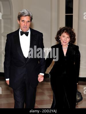 Washington, États-Unis d'Amérique. 18 janvier 2011. Le sénateur américain John Kerry (démocrate du Massachusetts) et Teresa Heinz Kerry arrivent pour le dîner d'État en l'honneur du président chinois Hu Jintao à la Maison Blanche à Washington, DC, le mercredi 19 janvier 2011. Credit: Ron Sachs/CNP.(RESTRICTION: PAS de journaux ou journaux New York ou New Jersey dans un rayon de 75 miles de la ville de New York) | usage dans le monde crédit: dpa/Alay Live News Banque D'Images