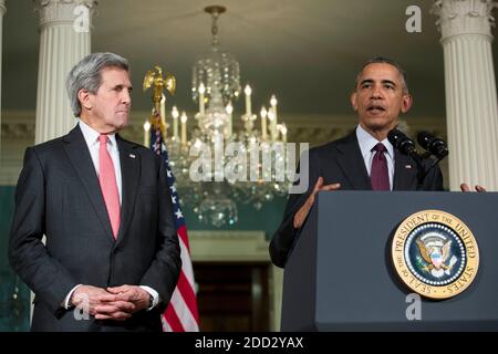 Washington, DC. 25 février 2016. Le secrétaire d’État des États-Unis John Kerry, à gauche, regarde le président américain Barack Obama, à droite, faire une déclaration après avoir rencontré son Conseil national de sécurité au département d’État, le 25 février 2016 à Washington, DC. La réunion a porté sur la situation avec l'EI et la Syrie, ainsi que sur d'autres questions régionales.Credit: Drew Angerer/Pool via CNP | usage dans le monde crédit: dpa/Alay Live News Banque D'Images