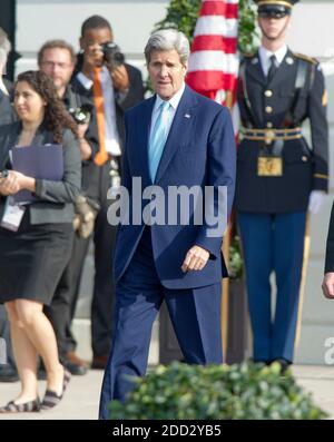 Washington, États-Unis d'Amérique. 10 mars 2016. Le secrétaire d'État des États-Unis John Kerry arrive avant le président américain Barack Obama et la première dame Michelle Obama lors d'une cérémonie d'arrivée ouvrant la visite officielle du premier ministre canadien Justin Trudeau, Et Mme Sophie Grégoire Trudeau sur la pelouse sud de la Maison Blanche à Washington, DC, le jeudi 10 mars 2016. Crédit: Ron Sachs/CNP | utilisation dans le monde crédit: dpa/Alay Live News Banque D'Images