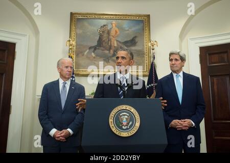 Washington, DC, États-Unis. 06e novembre 2015. LE président AMÉRICAIN Barack Obama (C) fait une déclaration sur le pipeline Keystone XL, aux côtés du vice-président américain Joe Biden (L) et du secrétaire d’État américain John Kerry (R) dans la salle Roosevelt de la Maison Blanche, à Washington, DC, Etats-Unis, le 06 novembre 2015. Obama a rejeté le pipeline Keystone XL, citant le changement climatique après une étude de plusieurs années sur l'impact économique et environnemental potentiel du projet.Credit: Michael Reynolds/Pool via CNP | usage dans le monde crédit: dpa/Alay Live News Banque D'Images