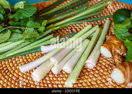 Citronnelle, gingembre, menthe et lime. Kit pour tisane. Mise au point douce. Banque D'Images