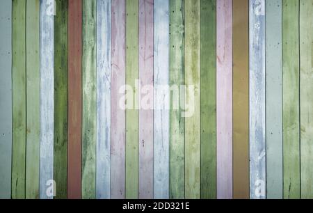 Image d'arrière-plan colorée avec un motif de bandes verticales multicolores avec une imitation d'une surface en bois peint Banque D'Images