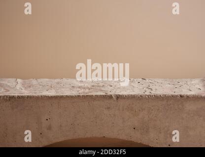 Décoration minimaliste moderne en pierre naturelle sur fond beige pastel. Banque D'Images