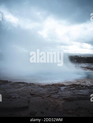 Geysir, parfois connu sous le nom de Grand Geysir, est un geyser dans le sud-ouest de l'Islande. C'était le premier geyser décrit dans une source imprimée et le premier Banque D'Images