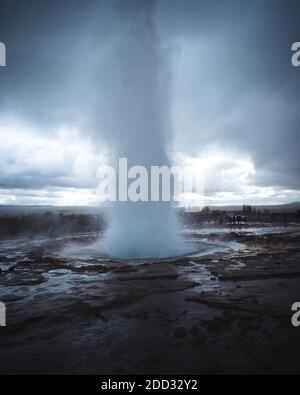 Geysir, parfois connu sous le nom de Grand Geysir, est un geyser dans le sud-ouest de l'Islande. C'était le premier geyser décrit dans une source imprimée et le premier Banque D'Images