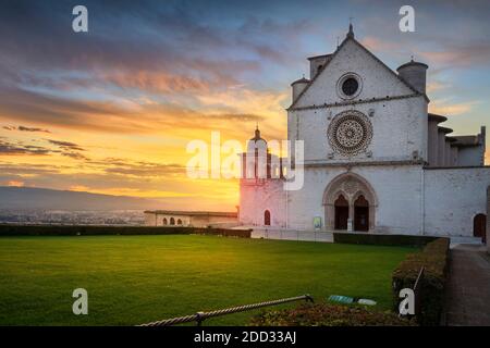 Église haute de la basilique d'Assise, San Francesco ou Saint François au coucher du soleil. Pérouse, Ombrie, Italie, Europe. Banque D'Images