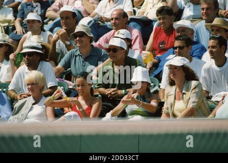 Marta, épouse du joueur de tennis espagnol Alex Corretja et Christina, épouse d'Alberto Costa, regardant le match de tennis, 2000 Banque D'Images