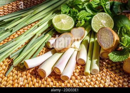 Citronnelle, gingembre, menthe et lime. Kit pour tisane. Mise au point douce. Banque D'Images