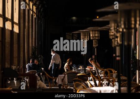 Barcelone, Espagne. 23 novembre 2020. Les gens dînent dans un restaurant réouvert dans le centre de Barcelone, Espagne, 23 novembre 2020. Les bars et restaurants de Catalogne ont été autorisés à rouvrir au public lundi, le nombre de clients étant limité à moins de 30 % de leur capacité totale. Crédit : Joan Gosa/Xinhua/Alay Live News Banque D'Images