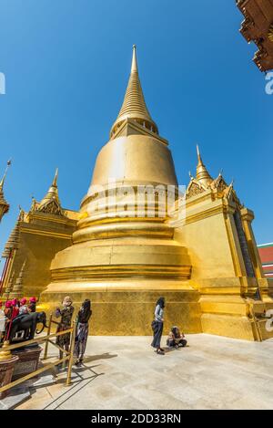 Bangkok, Thaïlande - 7 décembre 2019 : vue sur la Stupa d'Or (Phra Siratana Chedi) dans un complexe de temples à Bangkok, Thaïlande. Banque D'Images