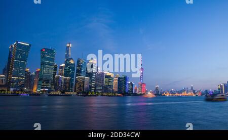 Shanghai paysage urbain de construction la nuit Banque D'Images