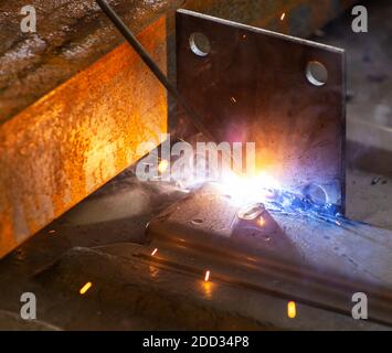 Image rapprochée de soudure à l'arc deux pièces d'acier pendant construction Banque D'Images