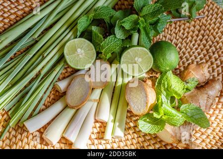 Citronnelle, gingembre, menthe et lime. Kit pour tisane. Mise au point douce. Banque D'Images