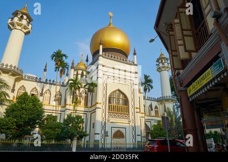 Mosquée du Sultan (Sultan Masjid), vue de Jalan Pinang, zone Kampong Glam / Arab St, Singapour, à côté du restaurant Al-TASNEEM Banque D'Images
