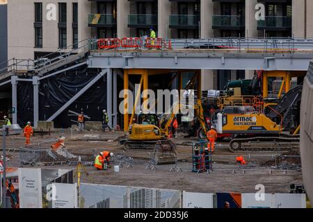 La démolition de « Wembley Way », l'emblématique sentier de randonnée de Wembley Stadium, une passerelle piétonne à deux rampes vieille de 46 ans, se poursuit. Banque D'Images