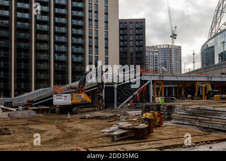 La démolition de « Wembley Way », l'emblématique sentier de randonnée de Wembley Stadium, une passerelle piétonne à deux rampes vieille de 46 ans, se poursuit. Banque D'Images