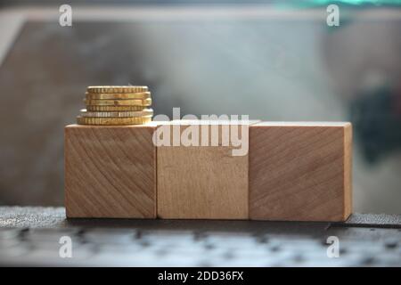 Trois cubes en bois avec la pile de pièces sur le clavier d'ordinateur. ,impôt ou en ligne de profit d'affaires concept. Mise au point sélective. Banque D'Images
