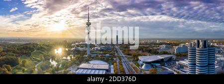 Munich Olympiaturm München Skyline vue panoramique aérienne photo ville bâtiment architecture voyage en Allemagne. Banque D'Images