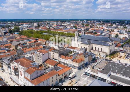 La Roche-sur-Yon (ouest de la France) : vue aérienne du centre-ville et de la place Napoléon. Vue sur le toit de la ville; immobilier, bâtiments de la Banque D'Images