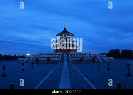 Le temple du parc du ciel QiNianDian la nuit Banque D'Images