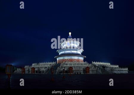 Le temple du parc du ciel QiNianDian la nuit Banque D'Images