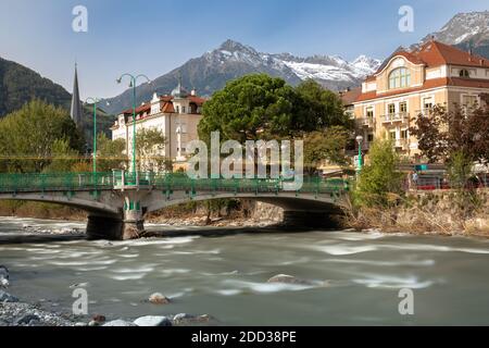 En passant dans la rivière Meran, le Tyrol du Sud Banque D'Images