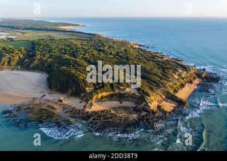 Jard-sur-Mer (ouest de la France) : vue aérienne du site naturel de la Pointe du Payre avec ses falaises Banque D'Images