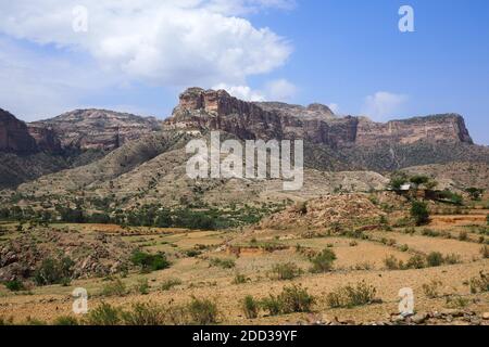 Tigray, Éthiopie - 14 août 2018. : UNE route de terre et une montagne dans la région du Tigray en Éthiopie Banque D'Images