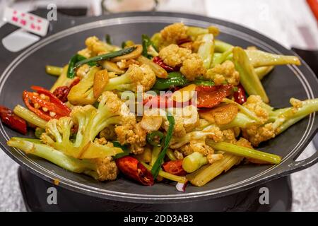 Un délicieux plat chinois, le chou-fleur en pot sec Banque D'Images