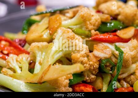 Un délicieux plat chinois, le chou-fleur en pot sec Banque D'Images