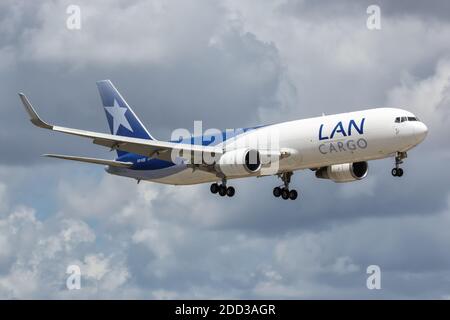 Miami, Floride - 7 avril 2019 : avion Boeing 767-300F de LAN Cargo à l'aéroport de Miami en Floride. Boeing est un fabricant américain d'avions headquarte Banque D'Images
