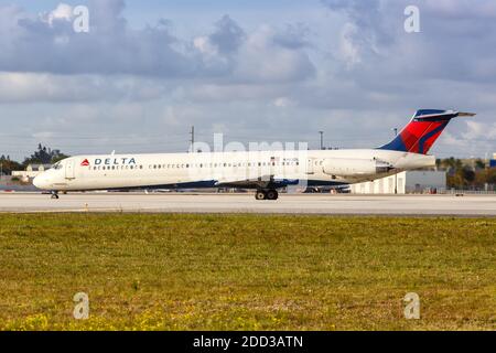 Miami, Floride - 6 avril 2019 : Delta Air Lines McDonnell Douglas MD-88 avion à l'aéroport de Miami en Floride. Banque D'Images