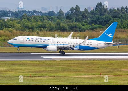 Chengdu, Chine - 22 septembre 2019 : avion Xiamenair Boeing 737-800 à l'aéroport Chengdu Shuangliu en Chine. Boeing est une usine américaine d'avions Banque D'Images