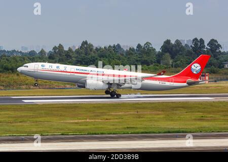 Chengdu, Chine - 22 septembre 2019 : avion Airbus A330-300 de Sichuan Airlines à l'aéroport Chengdu Shuangliu en Chine. Airbus est un avion européen Banque D'Images