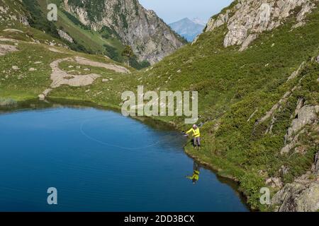 Pêche à la mouche dans le lac Vert dans le Beaufortain Massif (Alpes françaises) Banque D'Images