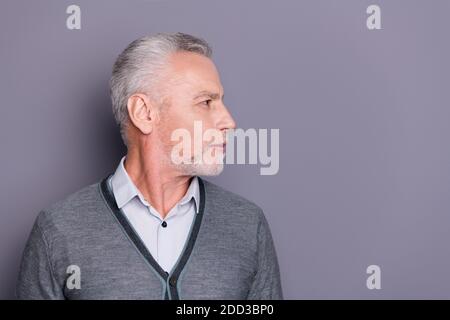 Gros plan profil vue latérale portrait de son il bien entretenu look attrayant professionnel requin porter décontracté habillé-port regardant de côté isolé Banque D'Images